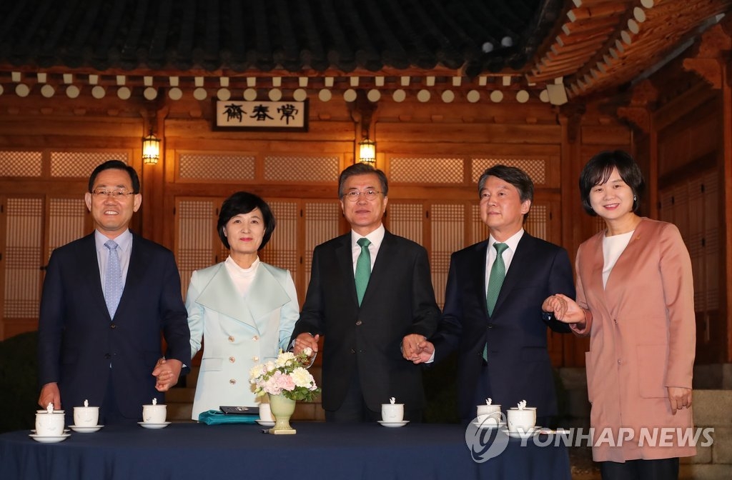 9月27日下午,在韩国总统府青瓦台常春斋,韩国总统文在寅与朝野领导