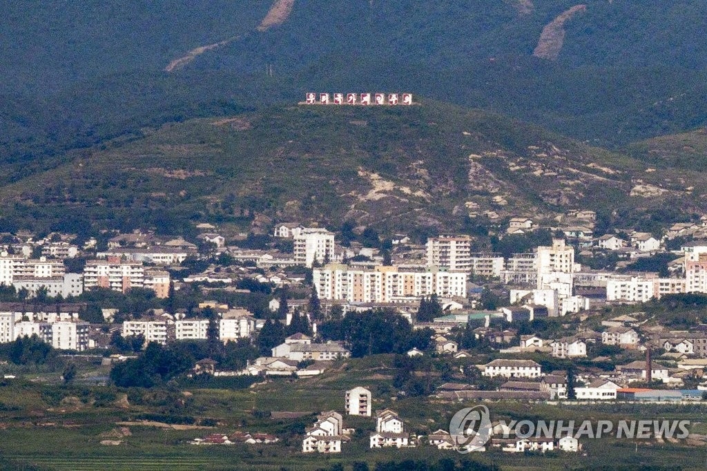 资料图片:8月9日,在京畿道坡州市的韩朝边境地区向北眺望,可见一片