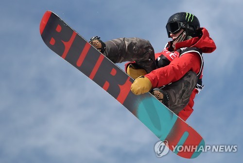 韩单板滑雪选手李相昊首摘札幌亚冬会双冠王