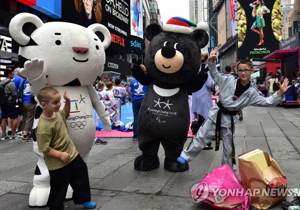 平昌冬奥吉祥物现身纽约