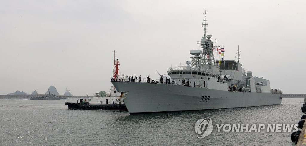 加拿大温尼伯号护卫舰今驶入釜山港