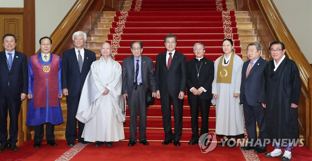 文在寅今将会见七大宗教领袖