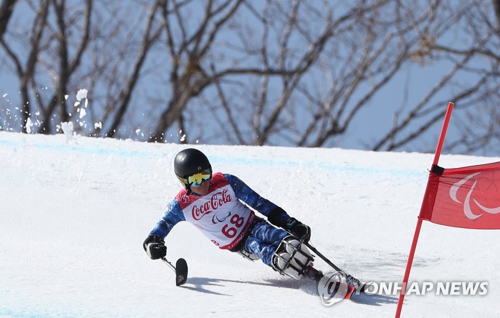 滑雪中心举行的平昌冬残奥会高山滑雪男子坐式超级大回转项目比赛上