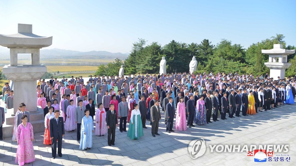 "开天节"是纪念韩民族始祖檀君于公元前2333年建立古朝鲜的节日.