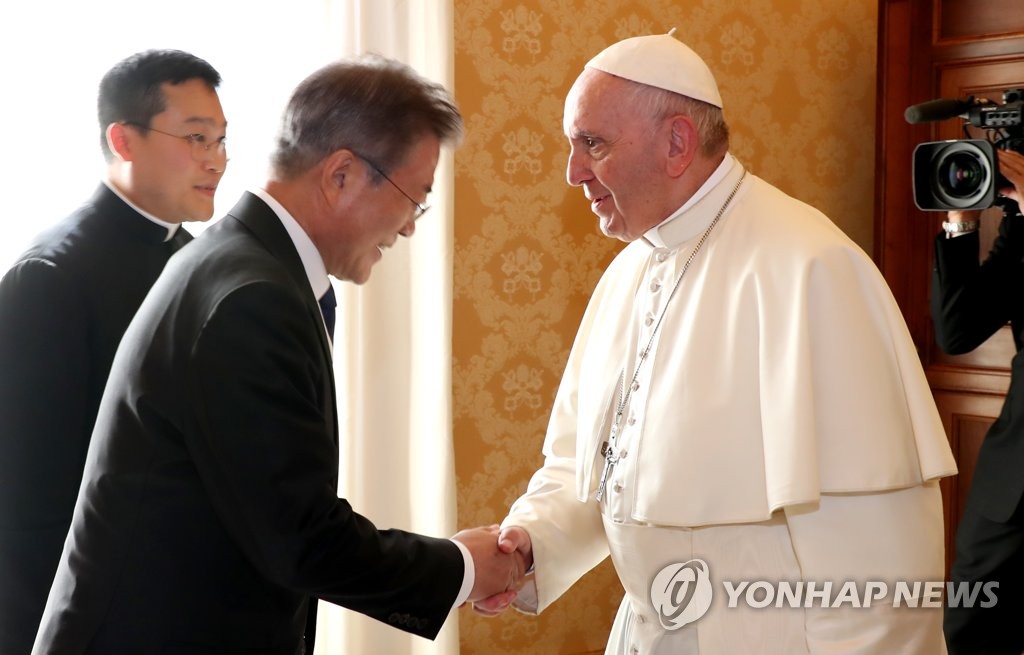 当地时间10月18日,韩国总统文在寅(右)在罗马教廷与教皇方济各举行