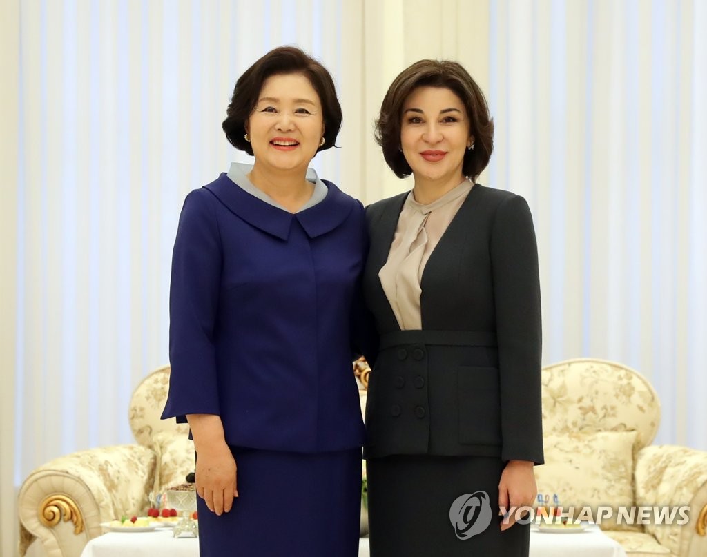 4月19日上午,在乌兹别克斯坦塔什干,韩国总统文在寅的夫人金正淑女士