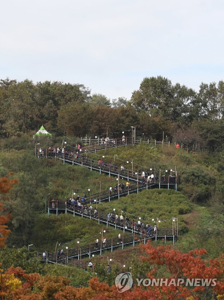 首尔天空公园10月18日,在位于首尔市麻浦区上岩洞的天空公园,踏秋的