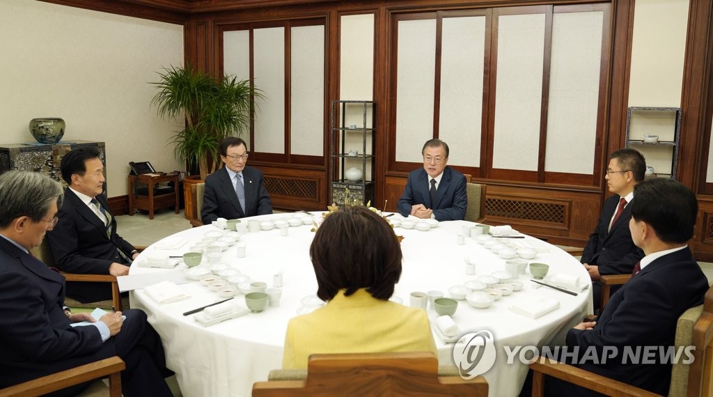 11月10日,文在寅在青瓦台的总统官邸与朝野五党党首共进晚餐.