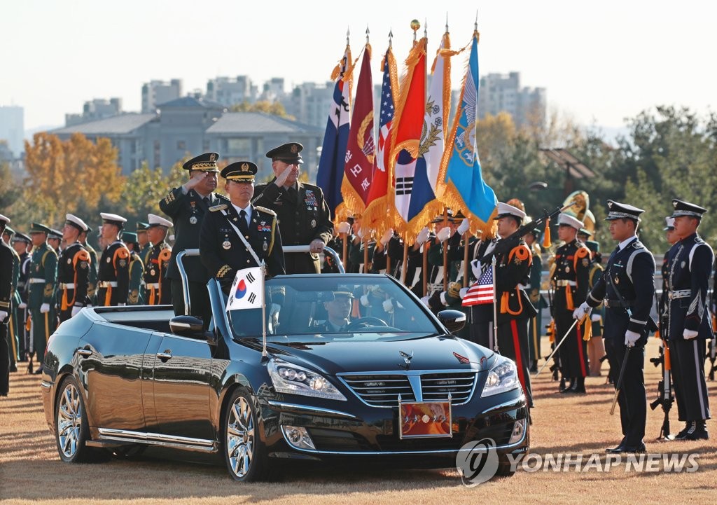 韩国联参议长朴汉基(左)与美国联参议长马克·米利检阅仪仗队