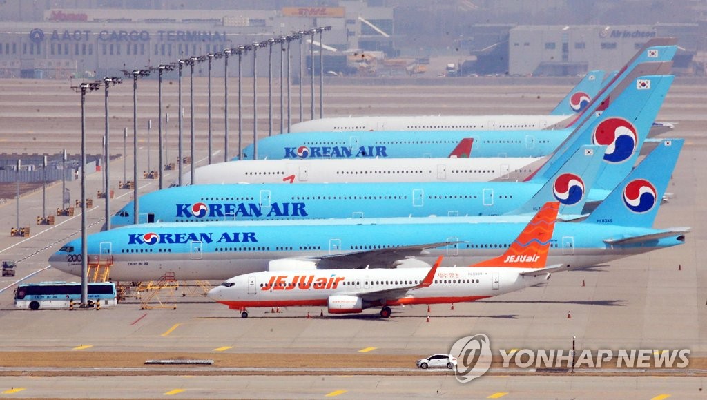 资料图片:3月8日,多架客机停驻在仁川国际机场停机坪上. 韩联社