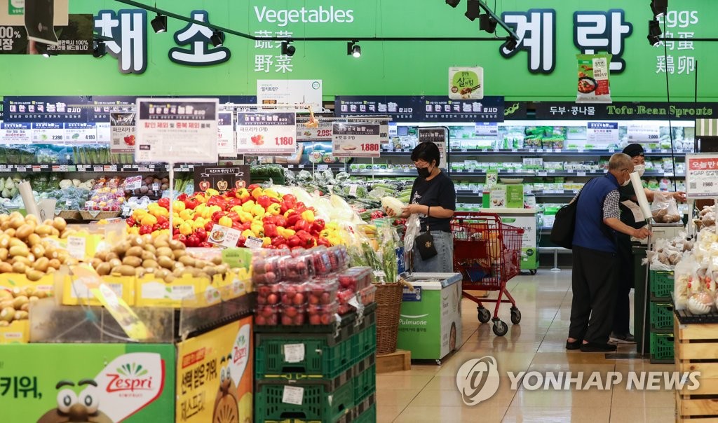 资料图片:在首尔市的一家大型超市,市民们正在购物 韩联社