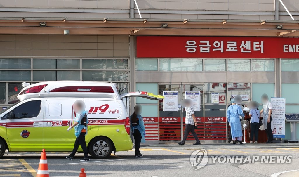 8月26日,在首尔一医院急诊室门口,一辆救护车正在待命.