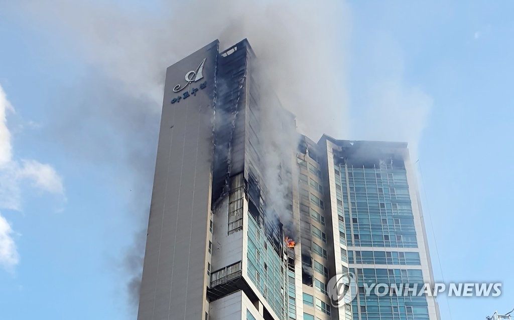 韩国蔚山市一高楼大火已致88人送医