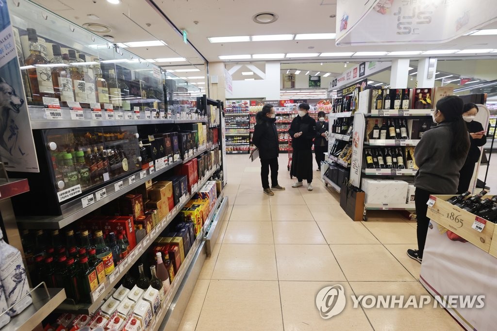 资料图片:图为首尔一家大型超市的酒水货架,摄于2月2日 韩联社