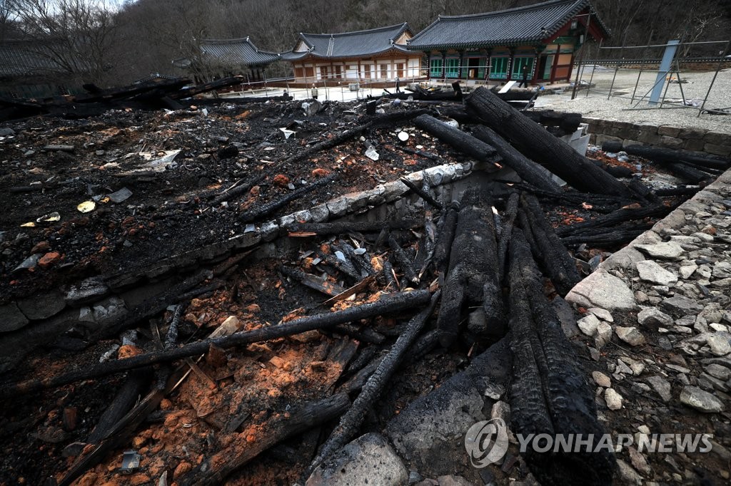 韩国内藏寺大雄殿被烧毁