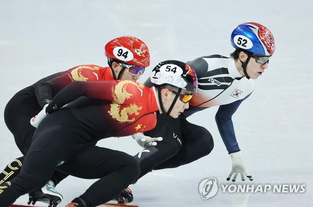 2月7日,在北京首都体育馆,韩国短道速滑名将黄大宪(右)参加短道速滑