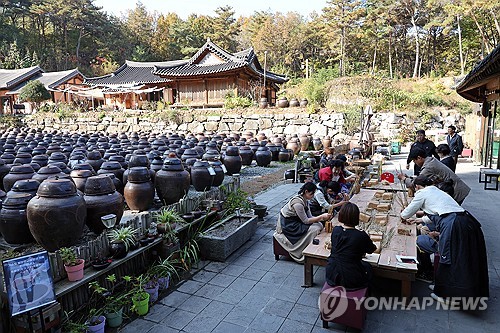 '장담그기' 유네스코 등재 1년…유통업계, 전통장 수출길 연다