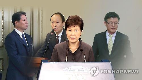 国政宣传秘书安峰根（左起）、青瓦台总务秘书李在万、青瓦台附属秘书郑虎成（韩联社）