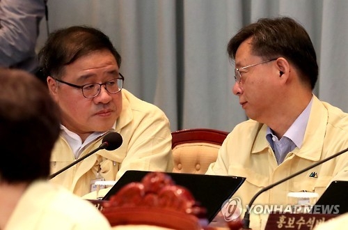 政策调整首席秘书安锺范（左）、民政首席秘书禹炳宇（韩联社）