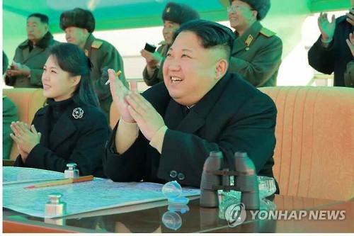 朝鲜《劳动新闻》4日公开劳动党委员长金正恩和夫人李雪主参观空军指挥官飞行技术大赛现场照。图片仅限韩国国内使用，严禁转载复制。韩联社/朝鲜《劳动新闻》