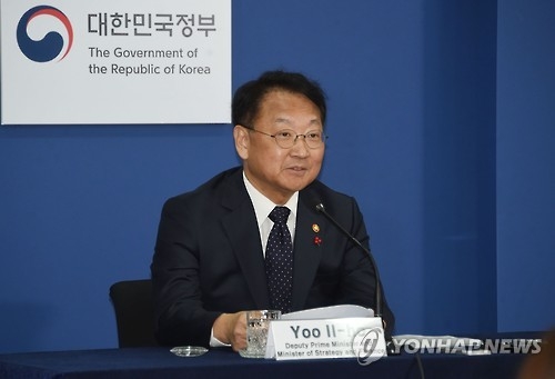 资料图片：韩国经济副总理兼企划财政部长官柳一镐（韩联社）