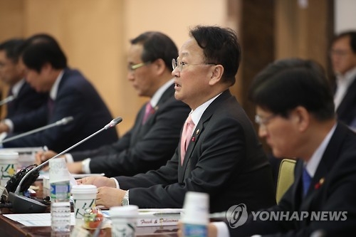 12月14日，在首尔政府办公楼，柳一镐主持召开经济部门长官会议。（韩联社）