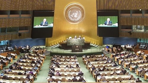 当地时间12月19日，在纽约联合国总部，联合国大会召开全体会议表决通过了朝鲜人权决议。（韩联社）