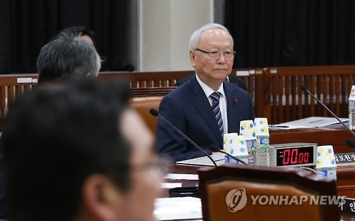 12月23日下午，在韩国国会，国情院长出席情报委全体会议报告工作。（韩联社）
