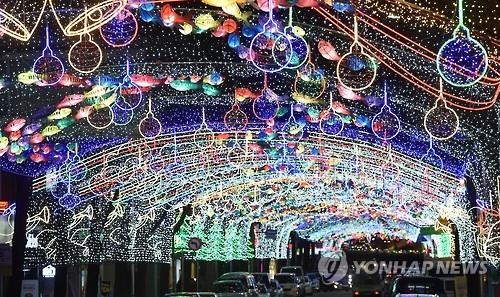 资料图片：图为“仙灯文化节”开幕前现场。（韩联社）