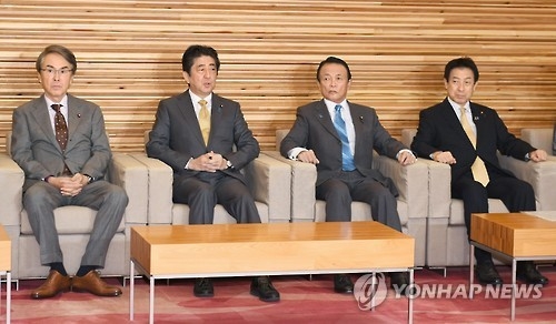 1月10日，日本副总理兼财政大臣麻生太郎（左三）出席内阁会议。（韩联社/共同社）