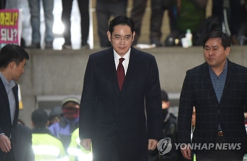 1月12日，李在镕（右二）前往独检组办公室接受调查。（韩联社）