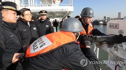 1月16日，在仁川海警3005号舰，韩代总统黄教安了解班组武器使用情况。（韩联社）