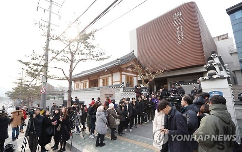 1月19日上午，不少媒体记者和海外粉丝聚集在Rain和金泰希举行婚礼的首尔市嘉会洞天主教堂前。（韩联社）