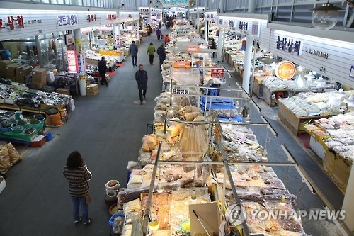资料图片：首尔一传统市场内人迹稀少生意萧条。（韩联社）
