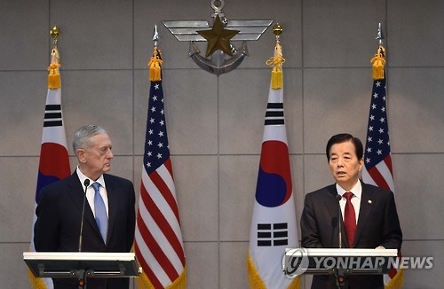 2月3日上午，在韩国国防部，马蒂斯（左）韩美防长会谈前倾听韩民求发言。（韩联社）