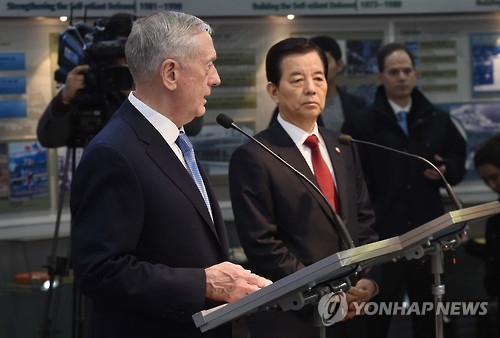 2月3日上午，在韩国国防部，美国防长马蒂斯在与韩国防长韩民求（右）会谈前发言。（韩联社）