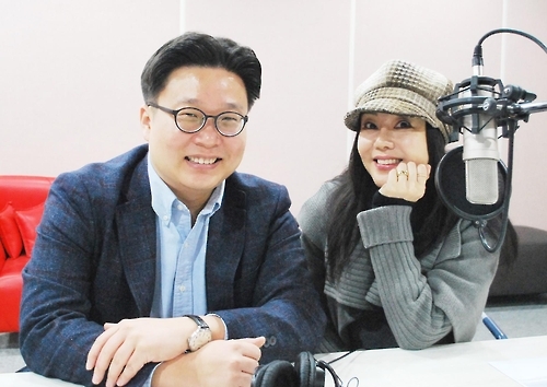 诚信女子大学教授徐坰德（左）和演员金仑珍（韩联社）