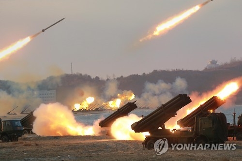 资料图片：朝鲜发射放射炮。图片仅限韩国国内使用，严禁转载复制。（韩联社/朝中社）
