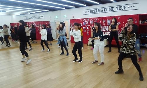 资料图片：K-POP舞蹈培训现场（韩联社/首尔市政府提供）