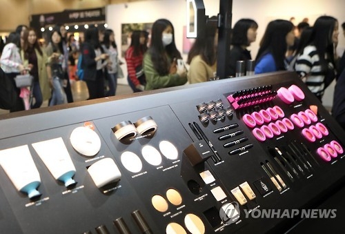 资料图片：来自世界各地的韩流粉丝学习韩式化妆法。（韩联社）