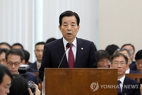 2月14日，在国会，韩国国防部长官韩民求出席国防委员会全体会议并发言。（韩联社）