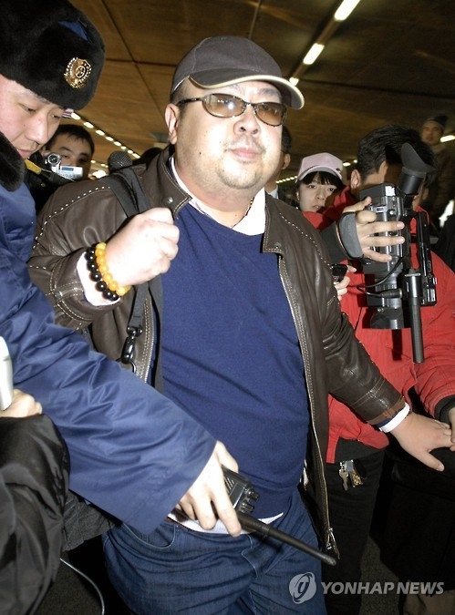资料图片：2007年2月11日，金正恩长兄金正男现身北京首都机场。（韩联社/美联社）