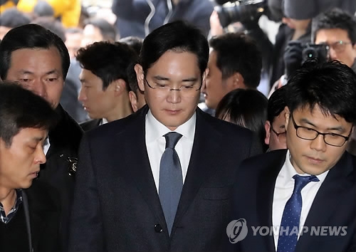 资料图片：2月16日，三星电子副会长李在镕（中）前往法院受审。（韩联社）