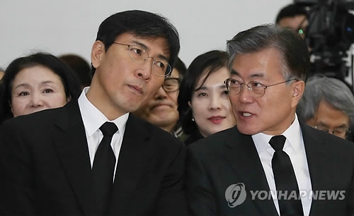 共同民主党籍忠清南道知事安熙正(左)和共同民主党前党首文在寅(韩联社)