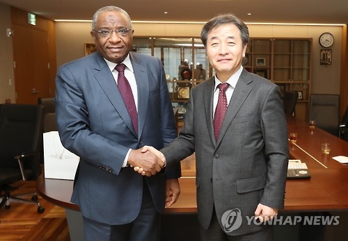 韩联社社长朴鲁晃（右）与驻韩苏丹大使会面。（韩联社）