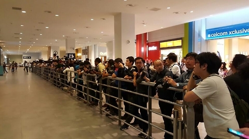 海内外记者在吉隆坡机场蹲点准备抓拍丧主金韩松亮相。