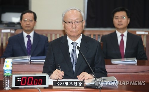 2月27日下午，在韩国国会情报委全体会议上，情报院院长李炳浩汇报工作，披露金正男案情况，身后坐着左膀右臂第一副院长和第二副院长（右一）。
