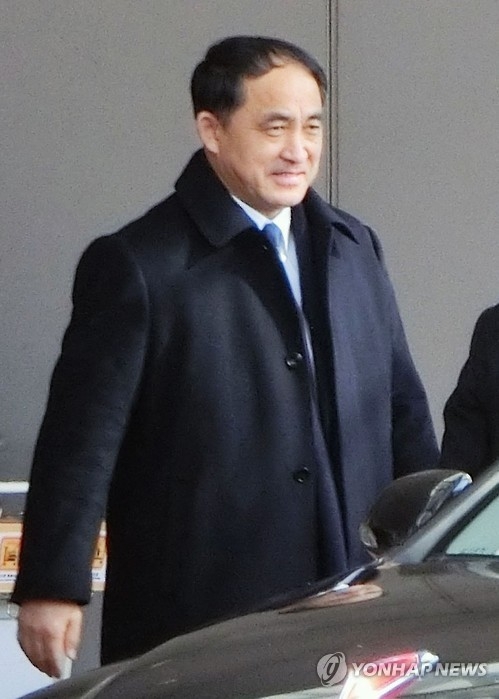 2月28日，在北京首都机场，朝鲜副外长李吉圣乘机抵京。（韩联社/共同社）