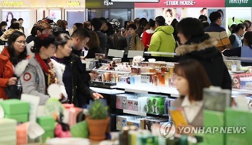 资料图片：在韩国免税店购物的中国游客（韩联社）