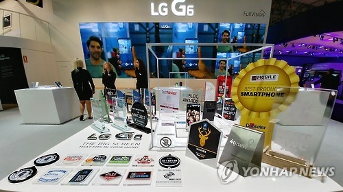 2017世界移动通信大会上LG电子新款智能手机G6展台。（韩联社/LG电子提供)